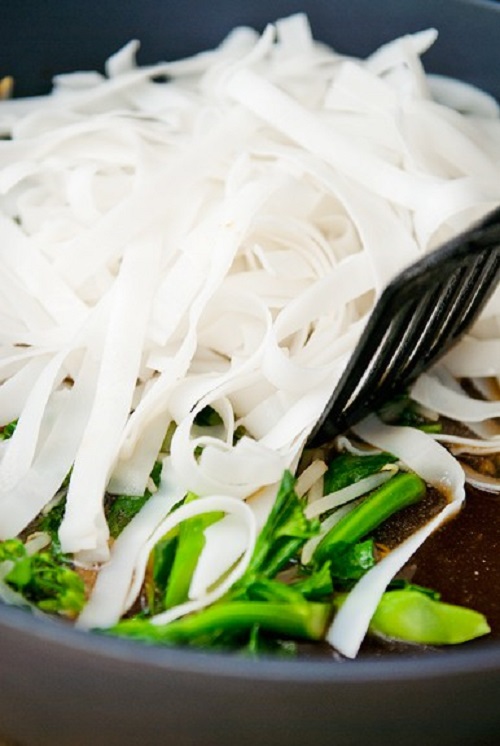 Pho-Xao-Recipe-Stir-Fried-Rice-Noodles-with-Beef 7