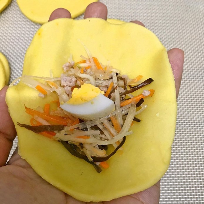 Banh-goi-Recipe–How-to-make-Vietnamese-Crispy-Dumplings 9