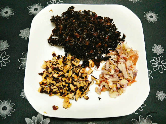 Banh-gio-recipe–Vietnamese-rice-and-pork-pyramid-dumplings 6