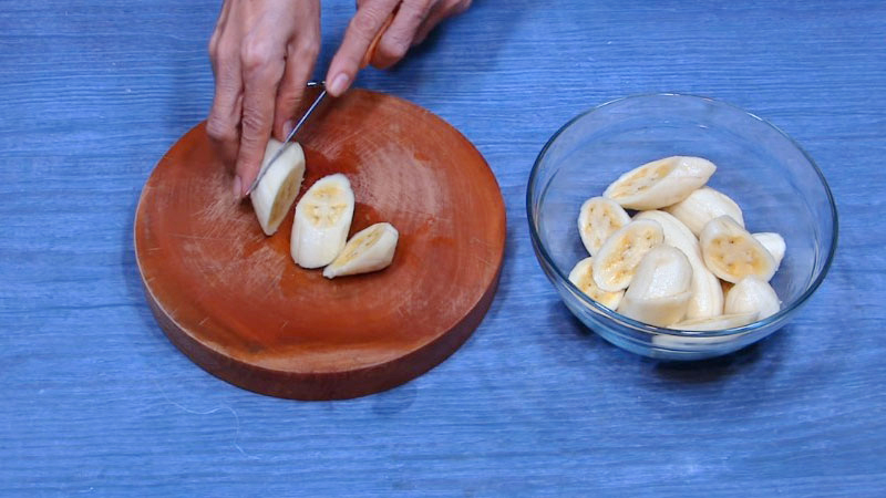 Che-chuoi-recipe-Vietnamese-banana-with-coconut-milk-and-tapioca-pearls-dessert 4