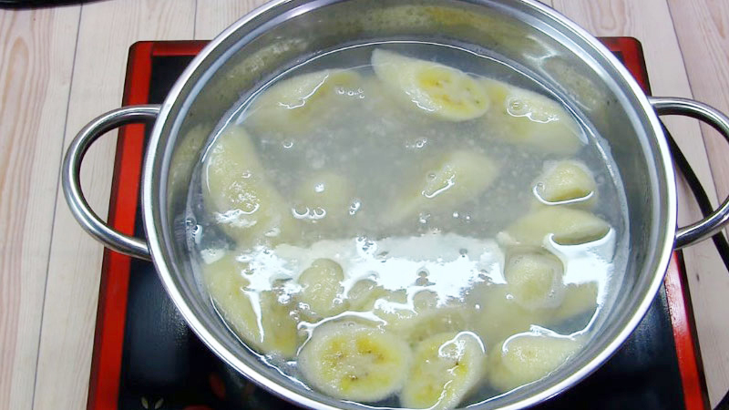 Che-chuoi-recipe-Vietnamese-banana-with-coconut-milk-and-tapioca-pearls-dessert 9