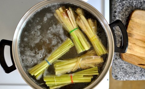 Bun-bo-hue-Recipe–Vietnamese-spicy-Vietnamese-beef-noodle-soup 11