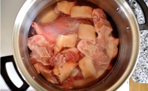 Bun-bo-hue-Recipe–Vietnamese-spicy-Vietnamese-beef-noodle-soup 6