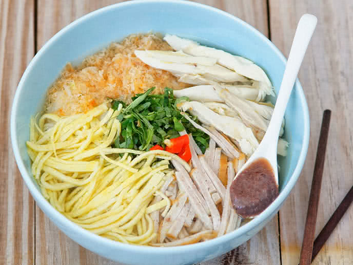 Vietnamese-Bun-Thang-Recipe–Vermicelli-noodles-soup-with-pork-chicken-egg 2