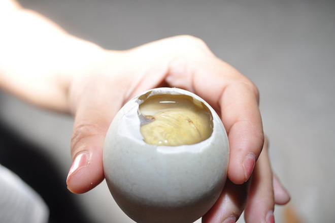 What-is-balut-egg-Lets- discover-how-to-eat-balut-in-Vietnam 5